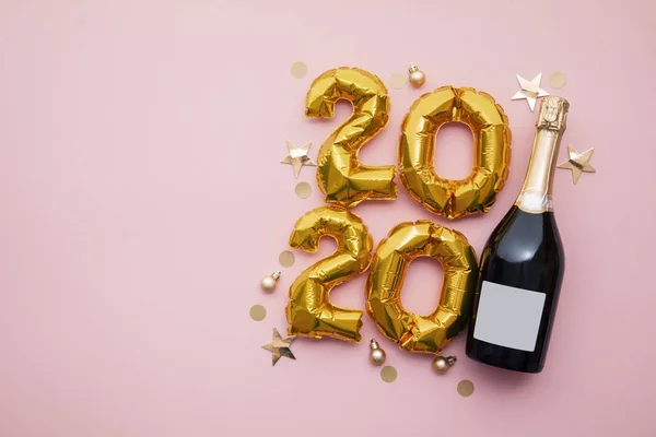 快乐的新年2020金气球与香槟酒瓶 — 图库照片