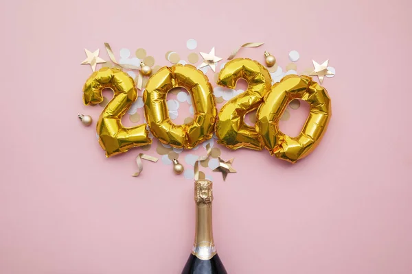 快乐的新年2020金气球与香槟酒瓶 — 图库照片