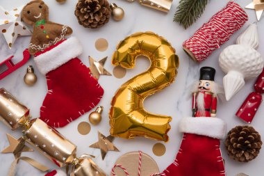 Noel 'in 12 günü. İkinci gün balonu şenlikli süslemelerle yüzmek