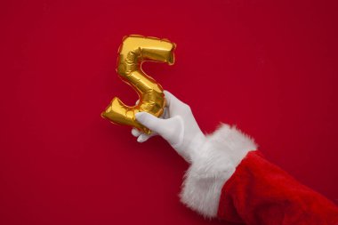 Noel 'in 12 günü. Noel Baba elleri kırmızı arka planda 5. gün balonunu tutuyor.