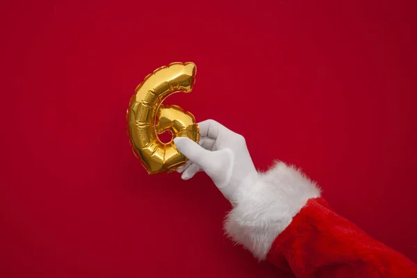 Tolv dagar av jul. Santa händer som håller 6: e dagen ballong på röd bakgrund — Stockfoto