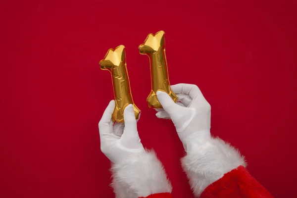 12 días de Navidad. Santa manos sosteniendo globo del día 11 sobre fondo rojo —  Fotos de Stock