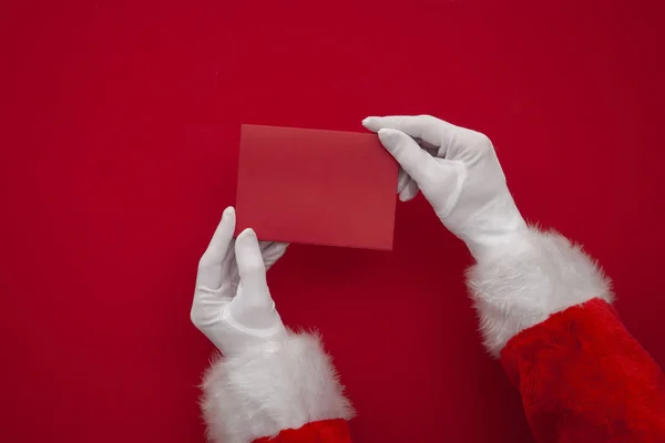 Święty Mikołaj trzyma czerwoną kartkę. Widok nad głową — Zdjęcie stockowe