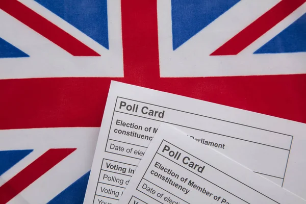 Cartão de votação para a eleição geral do Reino Unido em uma bandeira Union Jack — Fotografia de Stock