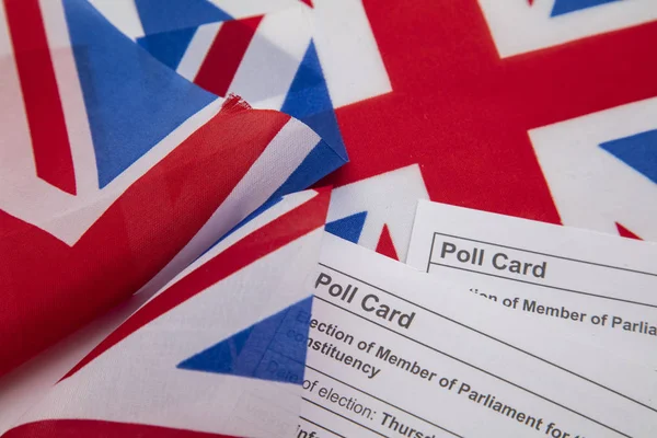 Cartão de votação para a eleição geral do Reino Unido em uma bandeira Union Jack — Fotografia de Stock