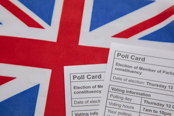 Cartão de votação para a eleição geral do Reino Unido em uma bandeira Union Jack — Fotografia de Stock