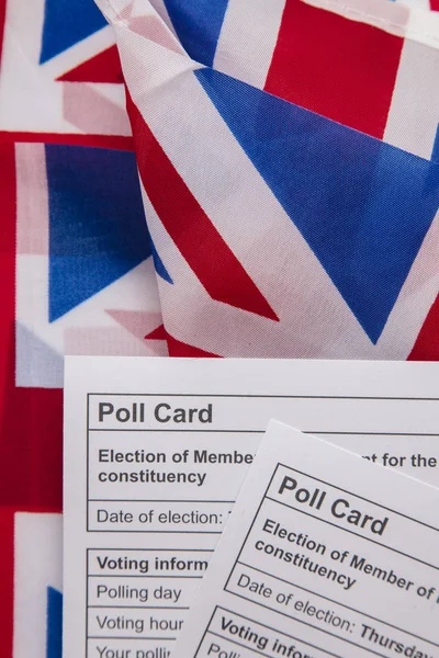 Voto de votación Tarjeta para las elecciones generales del Reino Unido en una bandera de Union Jack —  Fotos de Stock