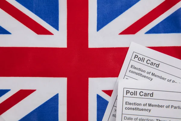 Voto de votación Tarjeta para las elecciones generales del Reino Unido en una bandera de Union Jack — Foto de Stock