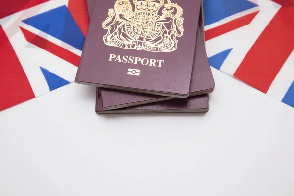 Pasaporte de viaje del Reino Unido en una bandera de Gran Bretaña Union Jack —  Fotos de Stock