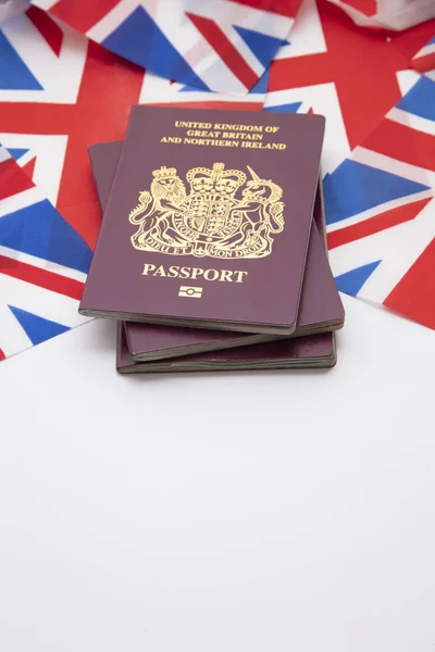 Pasaporte de viaje del Reino Unido en una bandera de Gran Bretaña Union Jack —  Fotos de Stock