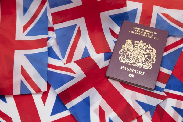 Pasaporte de viaje del Reino Unido en una bandera de Gran Bretaña Union Jack —  Fotos de Stock