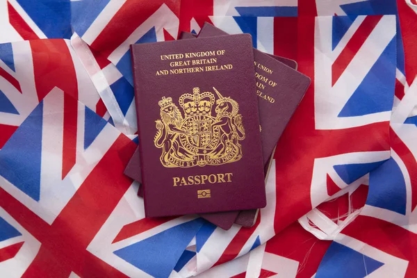 Verenigd Koninkrijk reispaspoort op een Great Britain Union Jack vlag — Stockfoto