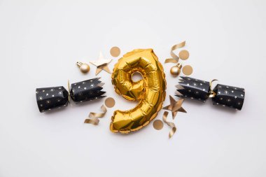 Noel geri sayımı. 9 numaralı şenlikli kristal kraker süslemeleri.