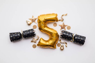 Noel geri sayımı. 5 numaralı şenlikli kristal kraker dekorasyonlu altın.