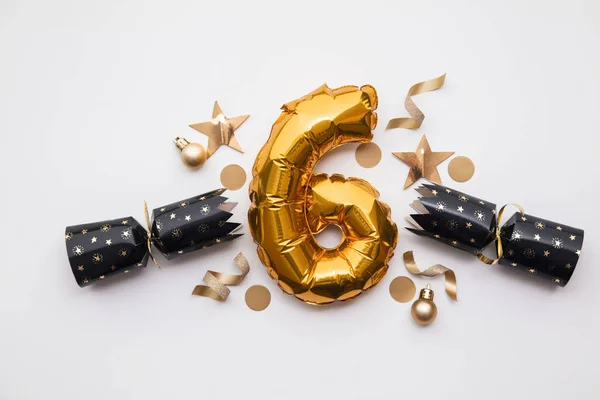 Christmas countdown. Gold number 6 with festive cristmas cracker decorations — Stock Photo, Image