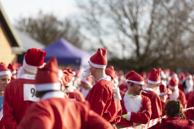 Oxfordshire, Uk - 14 Aralık 2019: Noel Baba kılığındaki insanlar yıllık Noel Baba eğlence koşusuna katıldılar.