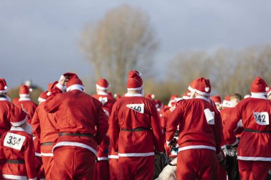 Oxfordshire, Uk - 14 Aralık 2019: Noel Baba kılığındaki insanlar yıllık Noel Baba eğlence koşusuna katıldılar.