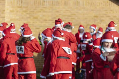 Oxfordshire, Uk - 14 Aralık 2019: Noel Baba kılığındaki insanlar yıllık Noel Baba eğlence koşusuna katıldılar.