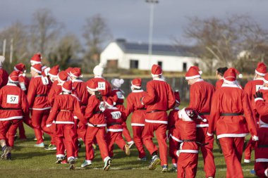 Oxfordshire, Uk - 14 Aralık 2019: Noel Baba kılığındaki insanlar yıllık Noel Baba eğlence koşusuna katıldılar.
