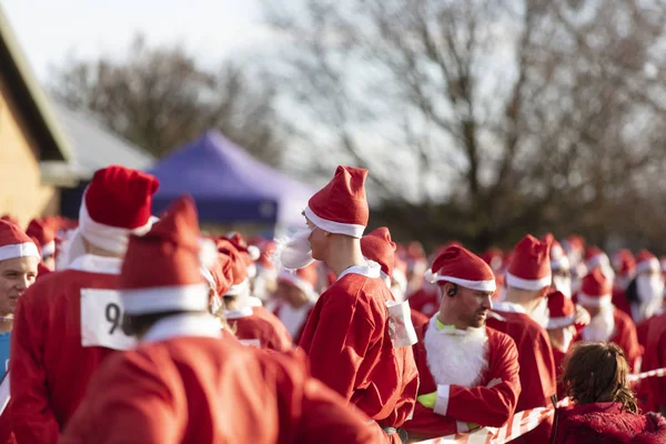 Oxfordshire, UK - December 14th 2019: People dressed as Father Christmas take part in the annual santa fun run. — Stock Photo, Image