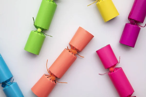 Heldere kleurrijke kerstcrackers op een effen achtergrond. feestelijke layflat — Stockfoto