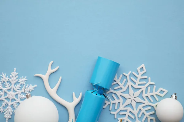 Composição de Natal. Biscoito festivo com floco de neve de inverno, chifre e bolas — Fotografia de Stock