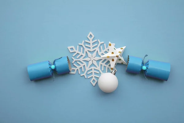 Bolacha de Natal estalada com floco de neve de inverno — Fotografia de Stock