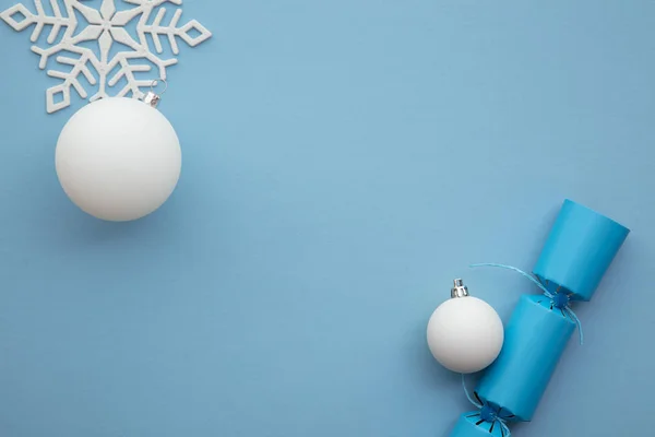 Kerstcompositie. Feestelijke cracker met wintersneeuwvlok, gewei en ballen — Stockfoto