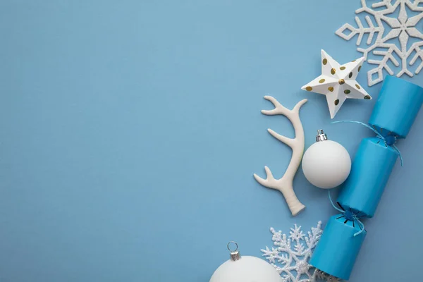 Composição de Natal. Biscoito festivo com floco de neve de inverno, chifre e bolas — Fotografia de Stock