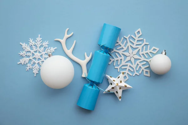 Composição de Natal. Biscoito festivo com floco de neve de inverno, chifre e bolas — Fotografia de Stock