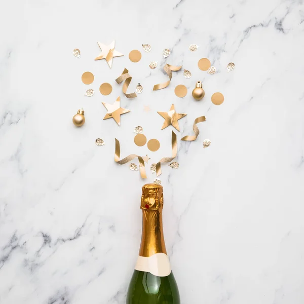Champagne flaska med guld konfetti. Minimalt partskoncept — Stockfoto