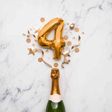 4 numaralı balonla şampanya şişesi. Asgari parti yıldönümü konsepti