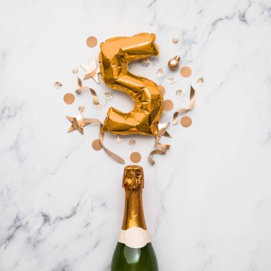 İçinde 5 numaralı balon olan şampanya şişesi. Asgari parti yıldönümü konsepti