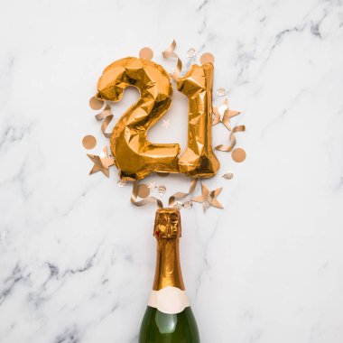 21 numaralı balonla şampanya şişesi. Asgari parti yıldönümü konsepti