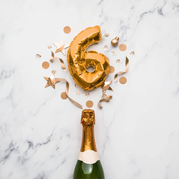 Garrafa de champanhe com balão de ouro número 6. Conceito de aniversário de festa mínima — Fotografia de Stock