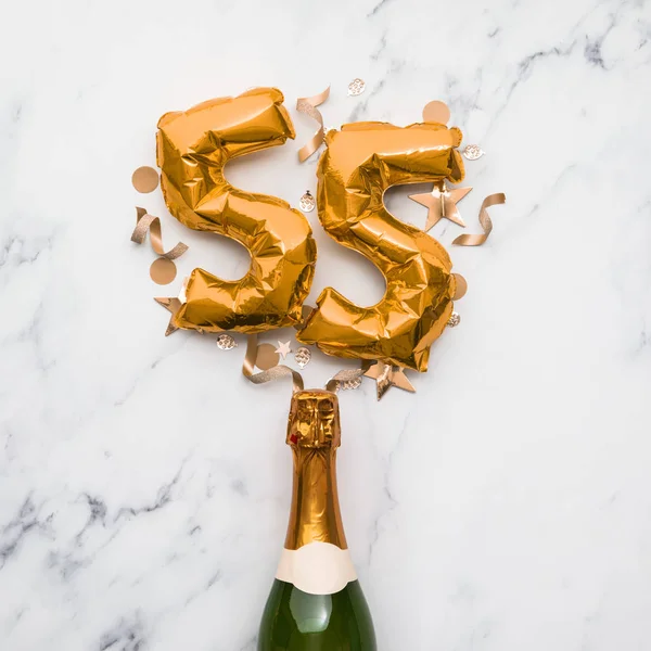55 numaralı balonla şampanya şişesi. Asgari parti yıldönümü konsepti