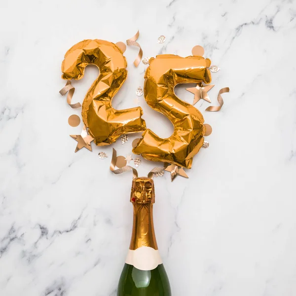 Champagne flaska med guld nummer 25 ballong. Minimalt festjubileumskoncept — Stockfoto