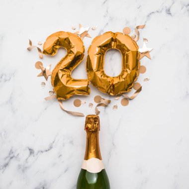 20 numaralı balonla şampanya şişesi. Asgari parti yıldönümü konsepti