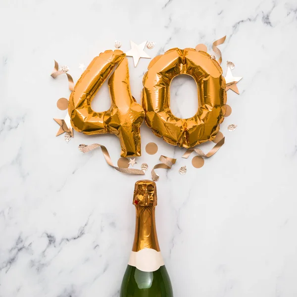 Champagne fles met gouden nummer 40 ballon. Minimaal verjaardagsconcept — Stockfoto