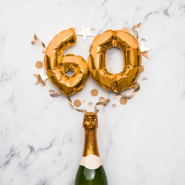 Garrafa de champanhe com balão de ouro número 60. Conceito de aniversário de festa mínima — Fotografia de Stock