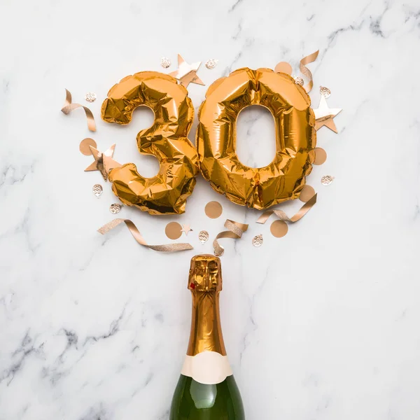 Champagne fles met gouden ballon nummer 30. Minimaal verjaardagsconcept — Stockfoto