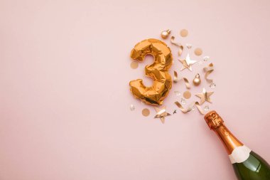 Mutlu 3. yıldönümü partileri. Altın numaralı balonla şampanya şişesi..