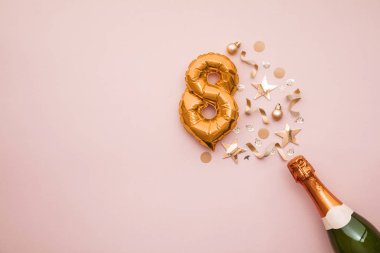Mutlu 8. yıldönümü partileri. Altın numaralı balonla şampanya şişesi..