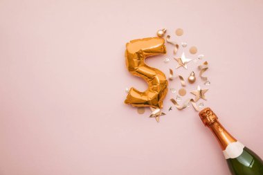 5. yıl dönümünüz kutlu olsun. Altın numaralı balonla şampanya şişesi..