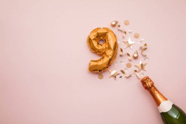 9. yıldönümünüz kutlu olsun. Altın numaralı balonla şampanya şişesi..