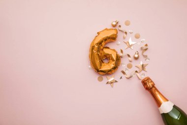 6. yıl dönümünüz kutlu olsun. Altın numaralı balonla şampanya şişesi..