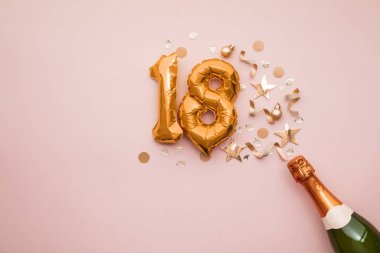 18. yıldönümü partin kutlu olsun. Altın numaralı balonla şampanya şişesi..