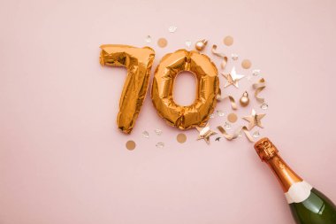 70. yıl dönümünüz kutlu olsun. Altın numaralı balonla şampanya şişesi..