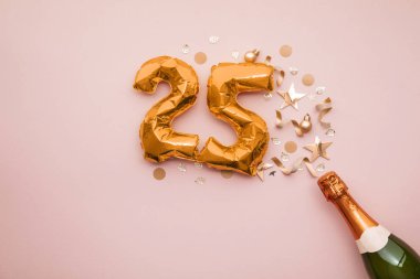 25. yıldönümü partin kutlu olsun. Altın numaralı balonla şampanya şişesi..
