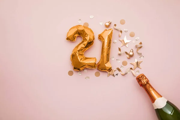 Feliz aniversário de 21 anos. Garrafa de champanhe com balão número de ouro . — Fotografia de Stock